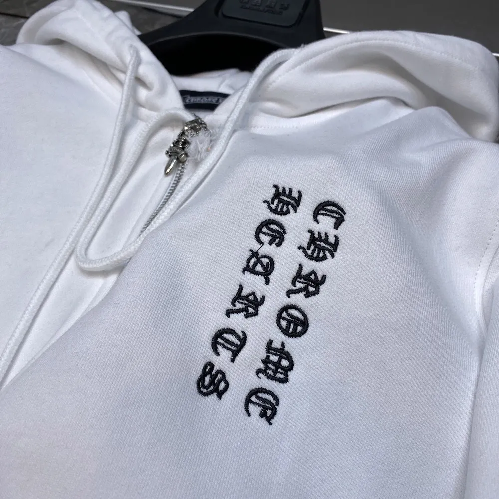 P296 Chrome Hearts🍁Classic Series🍁 Heavy-duty double-arm embroidered cross color patchwork zipper sweatshirt, double sleeves 40 pieces imported color patchwork leather➕Tajima machine embroidery technology, the highest version! The highest version! Improved customized version of 1:1 high-gram weight high-quality fabric 🌈Recommended colors: white black 🌈 Size: S, M, L, XL.